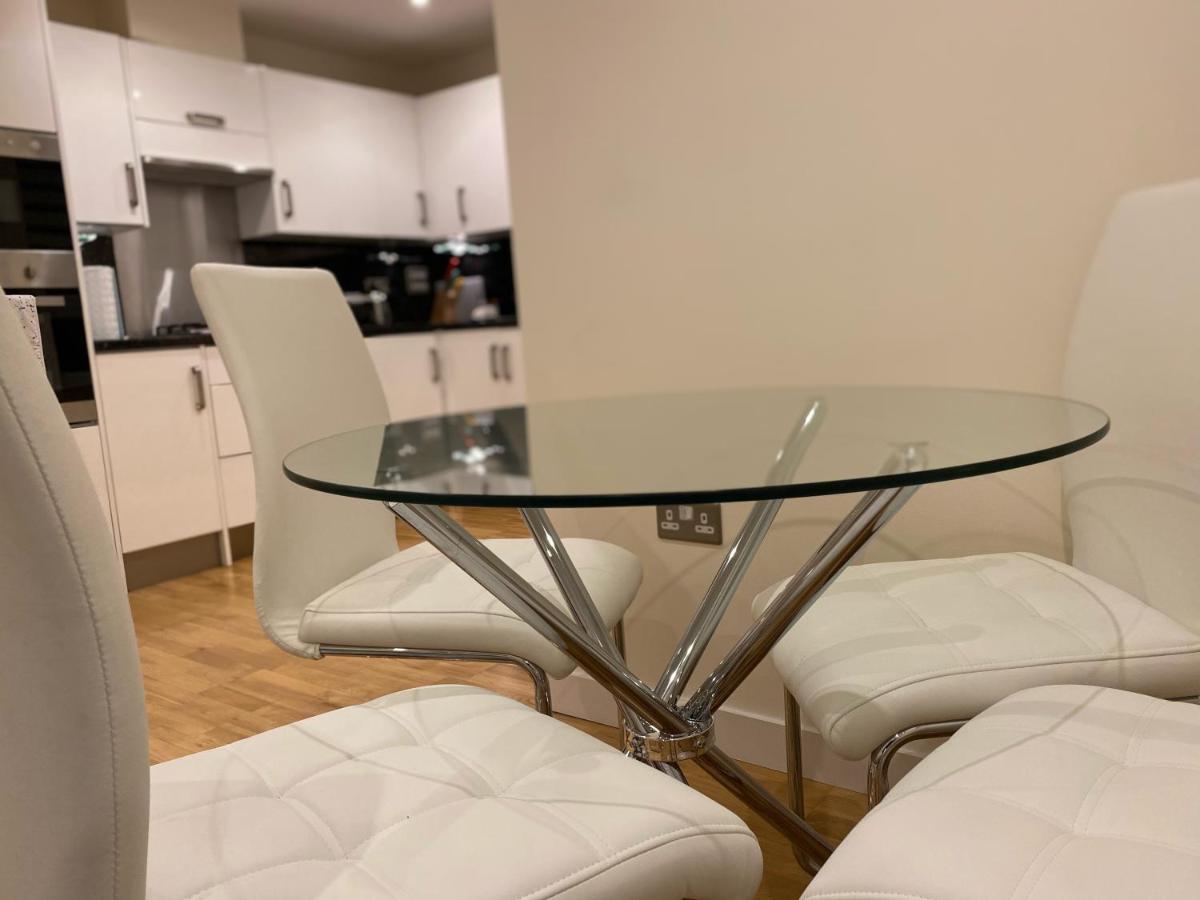 Amazing 2 Bed 2 Bath Private Apartment Watford  Exterior photo